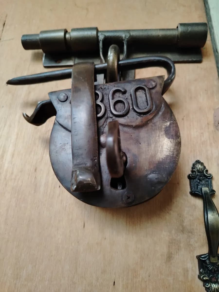 Candado de bronce antiguo con su llave original funcionando