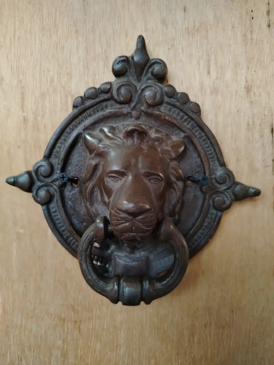 GOLPEADOR DE BRONCE LEÓN ANTIGUO