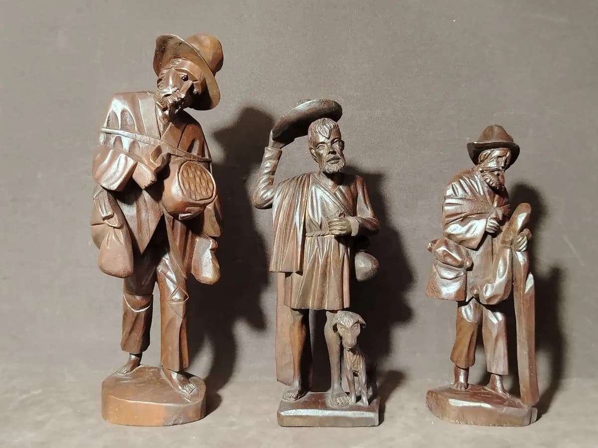 TRES ESCULTURAS TALLADAS EN MADERA ANTIGUAS