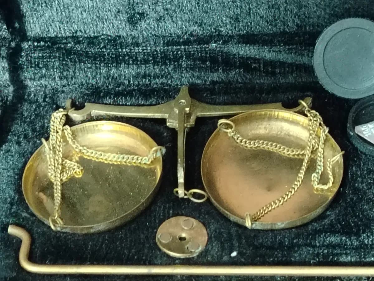 BALANZA DE BRONCE pequeña en bronce en gramos