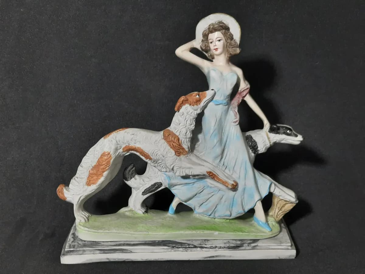 Figura de porcelana mujer con perro