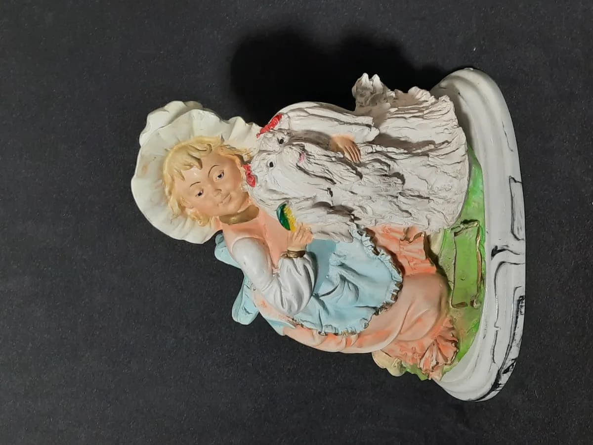 Niña con su perro en porcelana