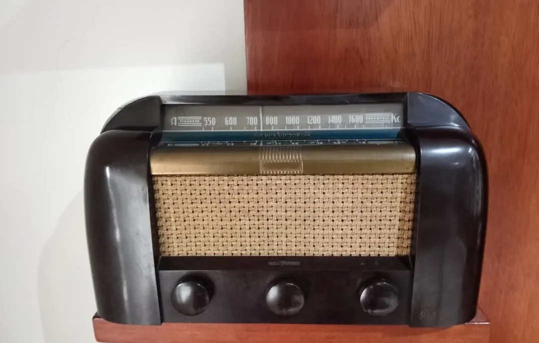 RADIO A TUBOS DE BAQUELITA PHILIPS