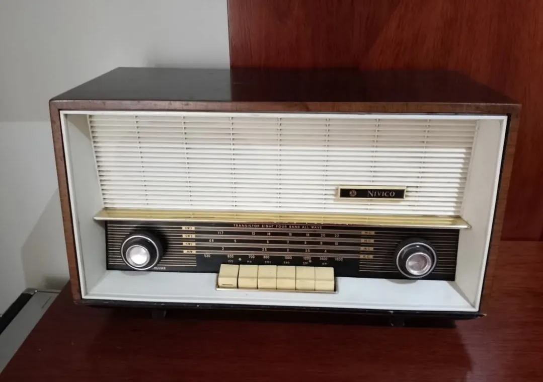 RADIO A TUBOS NIVICO