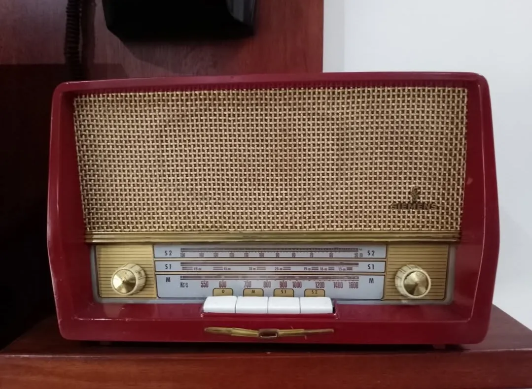 RADIO A TUBOS SIEMENS BAQUELITA ROJA