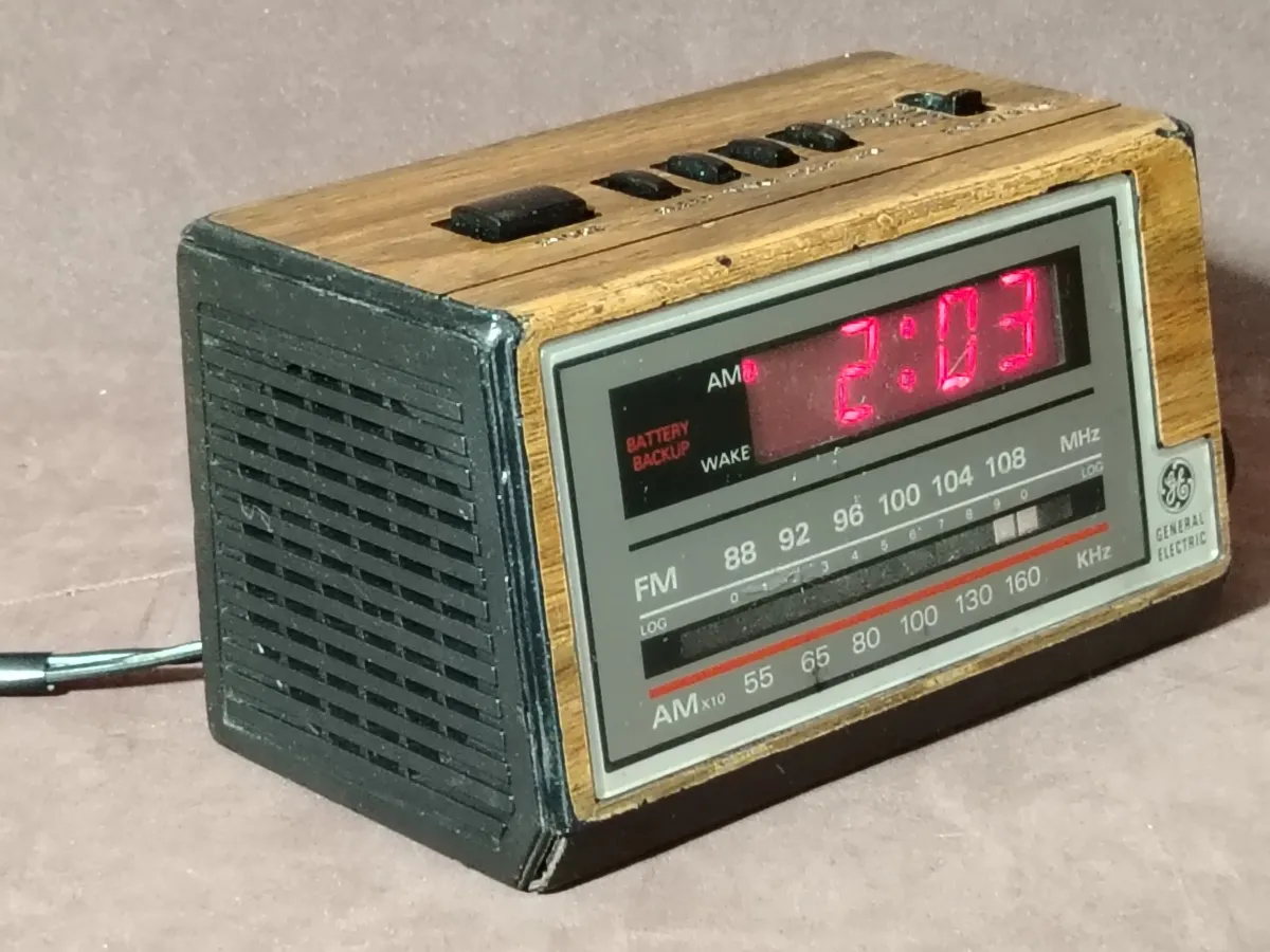 RADIO RELOJ DESPERTADOR GENERAL ELECTRIC DE LOS AÑOS 70S FUNCIONAMIENTO