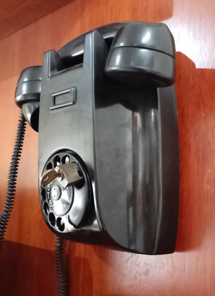 TELÉFONO DE BAQUELITA ANÁLOGO CON SU CANDADO DE SEGURIDAD