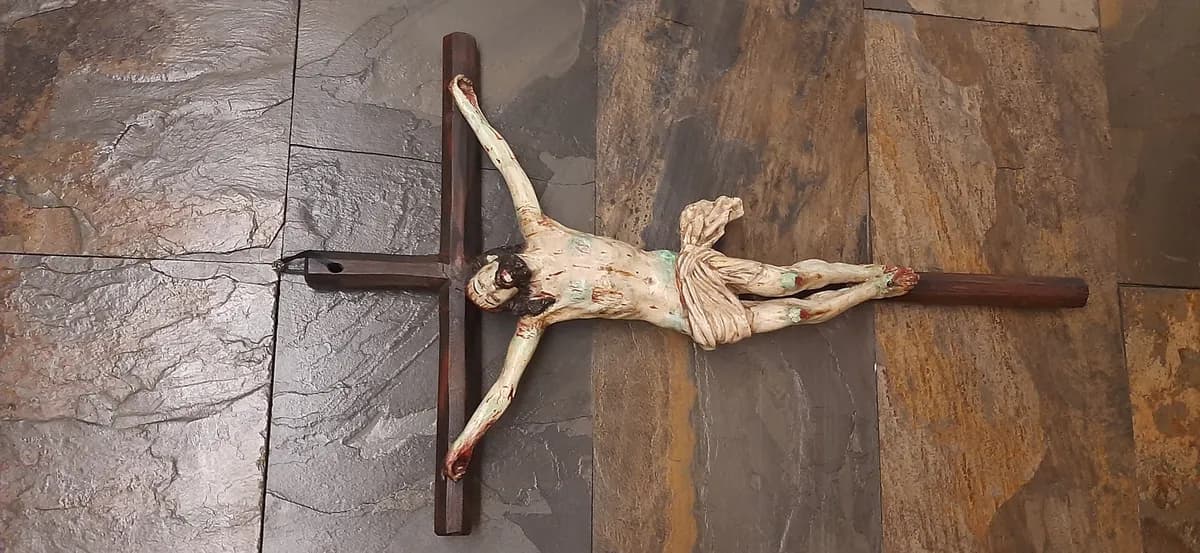 CRISTO CRUCIFICADO DE MADERA SIGLO XX ESCUELA QUITEÑA