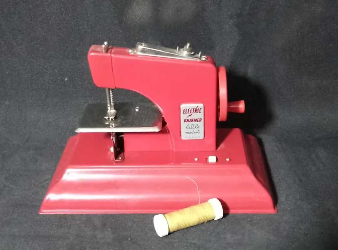 Maquina de coser de lata juguete a pilas