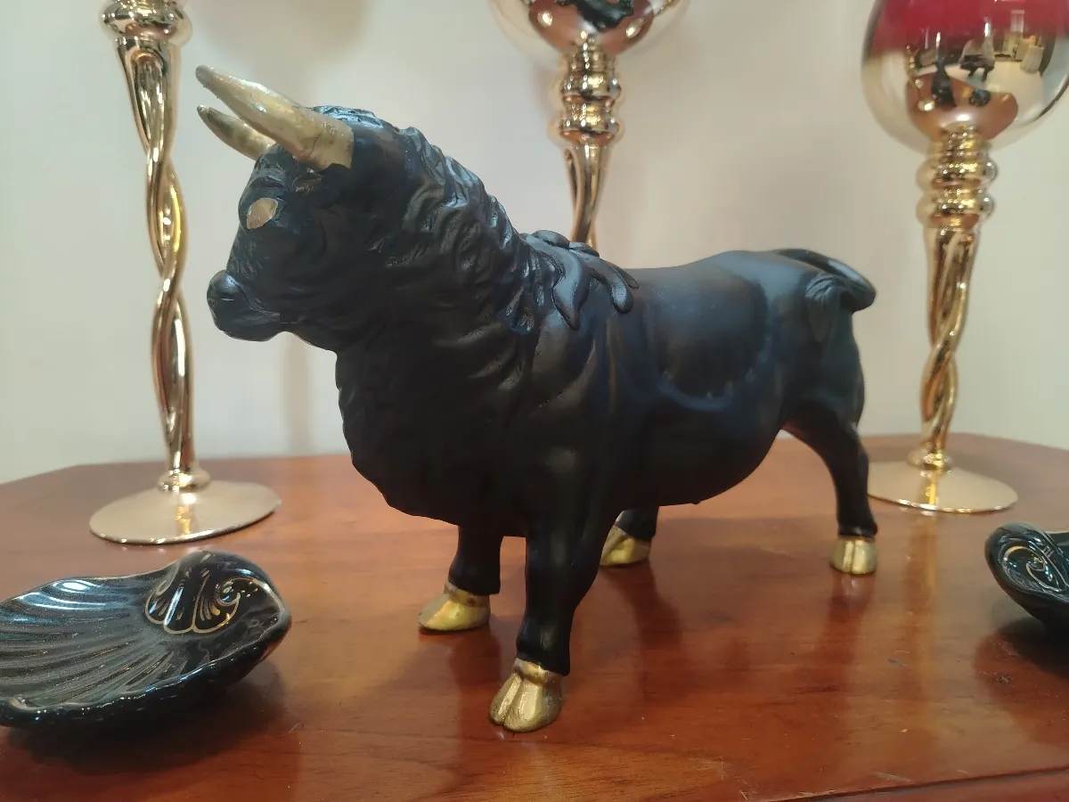 TORO DE TALLADO EN MADERA Y DETALLES DE DORO VINTALLE DE LOS AÑOS 80S