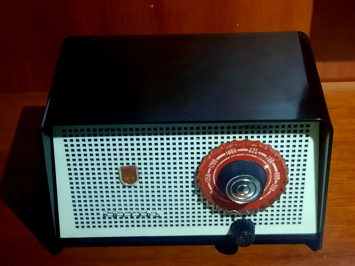 RADIO DE BAQUELITA A TUBOS FUNCIONANDO
